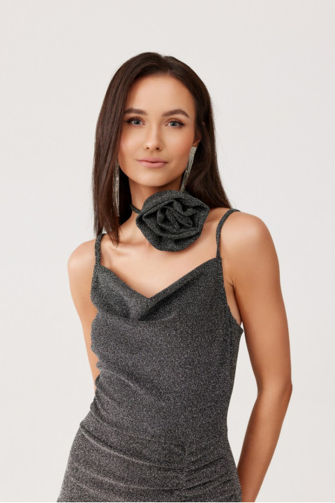 Holly - brokatowa sukienka midi z ozdobną różą Holly - brokatowa sukienka midi z ozdobną różą