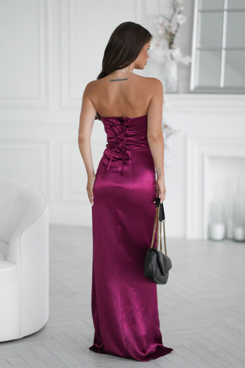 Elegancka Sukienka Satynowa Bez Ramiączek Z Drapowaną Różą I Rozcięciem