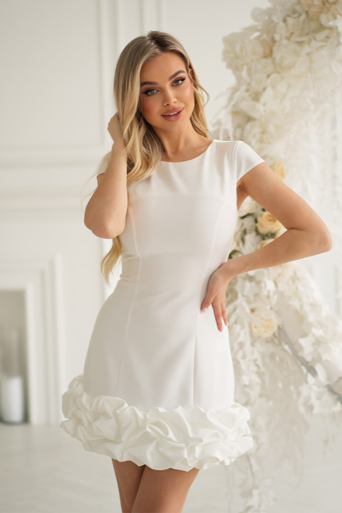 Nowoczesna sukienka mini z efektownym wykończeniem