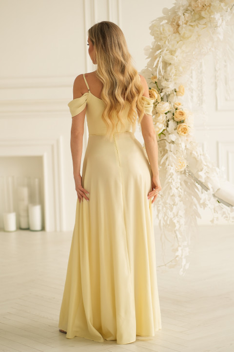 Elegancka Sukienka Z Drapowaniem, Rozcięciem I Błyszczącą Tkaniną