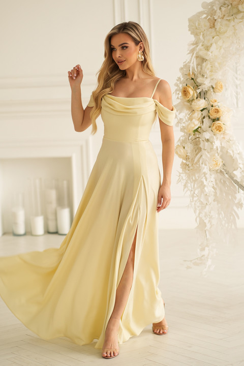 Elegancka Sukienka Z Drapowaniem, Rozcięciem I Błyszczącą Tkaniną