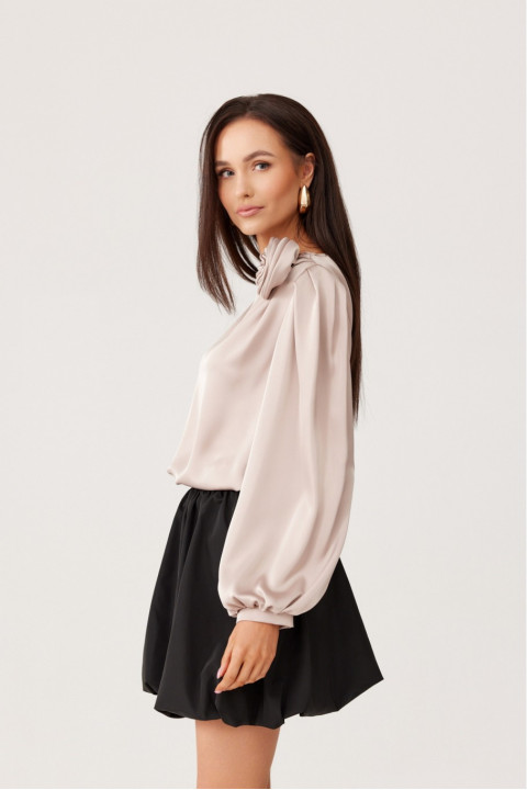 Evelyn - satynowa bluzka z ozdobną różą