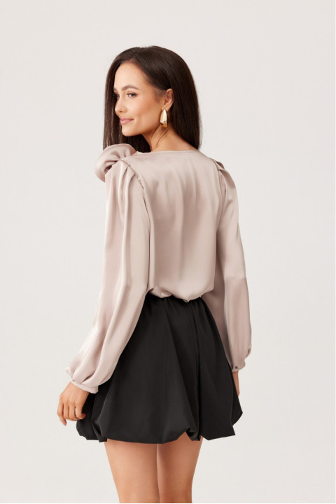 Evelyn - satynowa bluzka z ozdobną różą